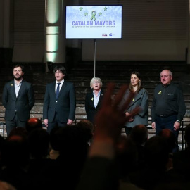 El president de la Generalitat, Carles Puigdemont, amb els consellers Clara Ponsatí, Toni Comín, Meritxell Serret i LLuís Puig, a Brussel·les aquest dimarts, en un acte amb alcaldes catalans. EFE