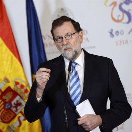 El presidente del Gobierno, Mariano Rajoy, durante la rueda de prensa que ha ofrecido hoy antes de asistir en la Universidad de Salamanca al acto de investidura como doctores honoris causa del presidente de la Comisión Europea, Jean Claude Juncker, y el