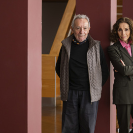 Los actores Ana Belén y José Luis Gómez, posan durante el estreno de ‘Romeo y Julieta’, en el Teatro Calderón de Valladolid, a 2 de marzo de 2023, en Valladolid, Castilla y León (España).