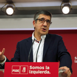 El secretario de Política Federal del PSOE, Patxi López, durante la rueda de prensa tras la reunión de la Comisión Permanente que se ha celebrado en la sede de la calle Ferraz, un día después del 1-O. EFE/Mariscal