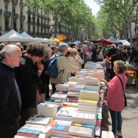 Parades de llibres a les Rambles de Barcelona per la Diada de Sant Jordi / Arxiu EUROPA PRESS