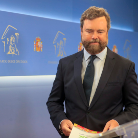 El portavoz de Vox en el Congreso, Iván Espinosa de los Monteros, ofrece una rueda de prensa en el Congreso de los Diputados en Madrid, este martes