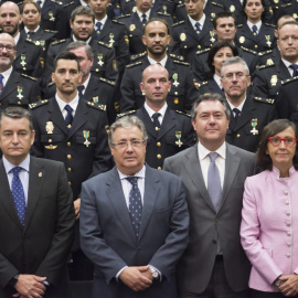 El Ministro del Interior, Juan Ignacio Zoido, con el delegado del Gobierno en Andalucía, Antonio Sanz, el alcalde de Sevilla, Juan Espadas, y la consejera de andaluza de Justicia e Interior, Rosa Aguilar, junto a otras autoridades y los condecorados en l