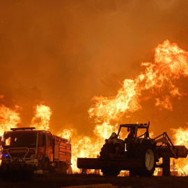 Un hombre observa el fuego en Odemira, Potugal, a 7 de agosto de 2023.