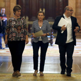 Miembros de la Mesa del Parlament con Forcadell (centro), la presidenta del Parlament. EFE/Archivo