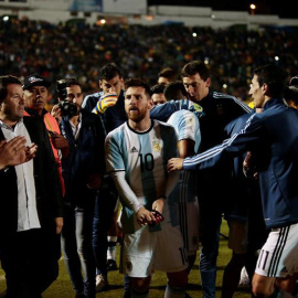 Messi es felicitado por sus compañeros tras el partido contra Ecuador. | JOSÉ JÁCOME (EFE)