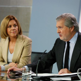 El ministro de Educación, Cultura y Deporte, y portavoz del Gobierno, Íñigo Méndez de Vigo, y la ministra de Defensa, María Dolores de Cospedal, durante la rueda de prensa tras la reunión del Consejo de Ministros, en el Palacio de la Moncloa / EFE