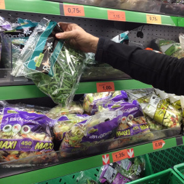 Bolsas de verduras en un supermercado. E.P.