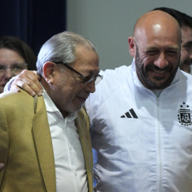 El hermano del "nieto recuperado 133", Miguel "Tano" Santucho (d), acompañado de su padre Julio Santucho, reaccionan hoy durante una rueda de prensa en Buenos Aires