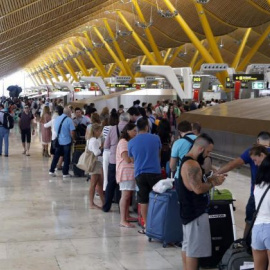 Numerosos viajeros se disponen a coger un avión en el aeropuerto de Barajas. | EFE