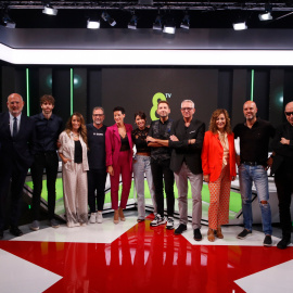 Fotografia de família amb els màxims responsables de 8TV i els principals presentadors de la temporada