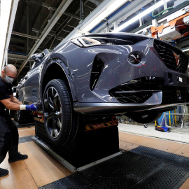 Un trabajador en la cadena de montaje de la planta de Seat en Martorell (Barcelona), ensamblado un vehículo del modelo Formentor. REUTERS/Albert Gea