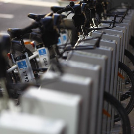 Varias bicicletas de BiciMAD estacionadas en una parada. EUROPA PRESS