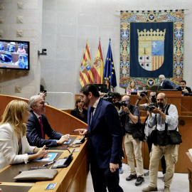 El candidato del PP a la Presidencia de Aragón, Jorge Azcón, conversa con el cabeza de lista y portavoz de Vox, Alejandro Nolasco, durante la sesión constitutiva de la XI Legislatura de las Cortes de Aragón, en el Palacio de la Aljafería. E.P./Fabiá