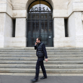 Un hombre habla por su móvil delante de la entrada de la  Bolsa de Milán. REUTERS/Claudia Greco