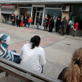 Un grupo de personas hace cola en una oficina del Servicio Público de Empleo de la Comunidad de Madrid. REUTERS