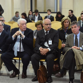 Los acusados por el caso Pretoria se sientan en el banquillo de la Audiencia Nacional. De izquierda a derecha: el ex secretario de Presidencia Lluís Prenafeta, el exconsejero Macià Alavedra, el exdiputado socialista Luis Andrés García, y el exalcalde 