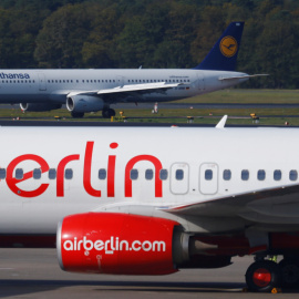 Un avión de Lufthansa cerca de otro aparato de Air Berlin en el aeropuerto berlinés de Tegel. REUTERS/Hannibal Hanschke