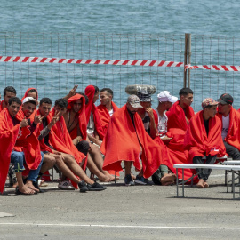 El buque de Salvamento Marítimo Salvamar Al Nair ha rescatado una segunda patera con 60 personas a bordo, a 8 de agosto, en Lanzarote.