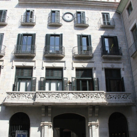 Banderas de Girona, la estelada, la española y la de la UE, en el Ayuntamiento De Girona. E.P.