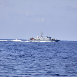 Un barco de la Guardia di Finanza italiana navega con personas rescatadas a bordo, a 8 de septiembre de 2021, a 10 millas de la Lampedusa (Italia).