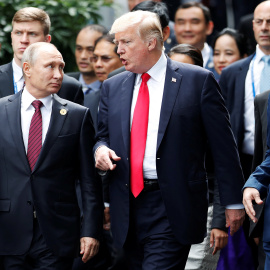 Los presidentes de Rusia y de EEUU, Vladimir Putin y Donald Trump, charlan de camino hacia la foto de familia de la cumbre de la APEC en Danang (Vietnam). REUTERS/Jorge Silva