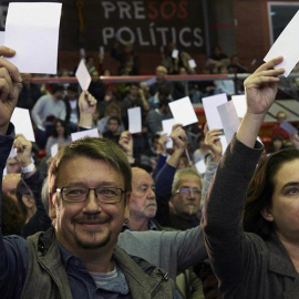 El cabeza de lista de los comunes, Xavier Domènech y La alcaldesa de Barcelona, Ada Colau, durante la asamblea de Catalunya en Comú que vota hoy su lista electoral para las elecciones catalanas del 21-D en coalición con Podem.