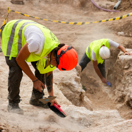 Operaris de l'excavació on s'han trobat les restes de la muralla moderna i el convent de Sant Francesc