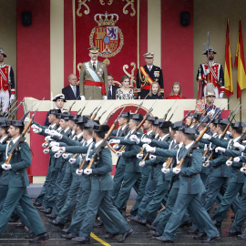 El rey Felipe VI, acompañado de su familia, presencia el paso de una unidad de la Guardia Civil durante el desfile militar del 12-O de 2016. JUANJO MARTÍN/EFE