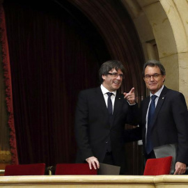 El presidente de la Generalitat, Carles Puigdemont, acompañado del expresidente Artur Mas en la tribuna de invitados del hemiciclo del Parlament.  - EFE