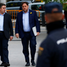 El vicepresidente cesado de la Generalitat, Oriol Junqueras, con su abogado, a su llegada el pasado 2 de noviembre a la Audiencia Nacional, para comparecer ante la juez Carmen Lamela. REUTERS/Javier Barbancho