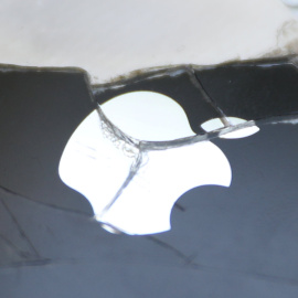 La pantalla partida de un i-Phone fractura el icono de la manzana de Apple.REUTERS/Dado Ruvic