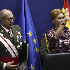 La ministra de Defensa, Maria Dolores Cospedal, al costat del cap d'Estat major, Fernando Alejandre / EFE