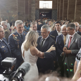 La nueva presidenta de la Junta de Extremadura, María Guardiola (c), saluda al dirigente de Vox en Extremadura, Ángel Pelayo Gordillo, durante la toma posesión de su cargo en el Museo Nacional de Arte Romano, a 17 de julio de 2023, Mérida, Cáceres, E