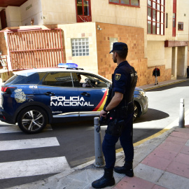 Un agente y vehículo de Policía Nacional participan en un operativo policial, a 24 de abril de 2023, en Ceuta.