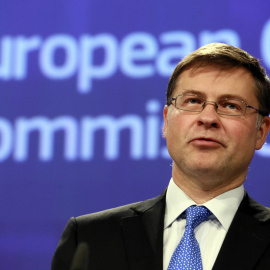 El vicepresidente de la Comisión Europea, Valdis Dombrovskis, en una rueda de prensa en Bruselas. EFE/OLIVIER HOSLET