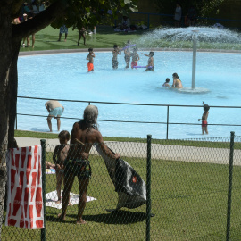 Niños se bañan en una piscina, a 8 de agosto de 2023. Rosa Veiga