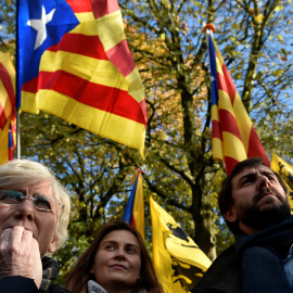 Los conselles cesados d Govern Meritxell Serret, Clara Ponsati y Antoni Comin, en la concentración convocada por ANC en Bruselas. REUTERS/Eric Vidal