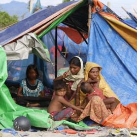 Mujeres y  niños rohinyas en un campamento de refugiados cerca de la frontera entre Myanmar y Bangladesh. EFE/EPA/HEIN