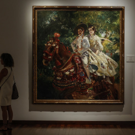 Una persona observa una obra de Joaquín Sorolla, en el Museo de Bellas Artes de Valencia, a 21 de julio de 2023, en València.