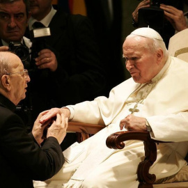 Marcial Maciel, fundador de los Legionarios de Cristo, junto al papa Juan Pablo II. / REUTERS