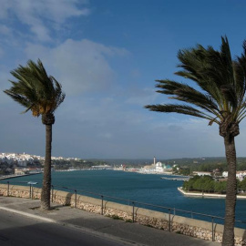 El puerto de Mahón (Menorca) ha permanecido hoy cerrado al tránsito marítimo por los fuertes vientos. /EFE