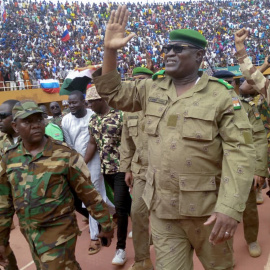 El general Mohamed Toumba, uno de los dirigentes de la junta militar golpista de Níger, autodenominada el Consejo Nacional de Salvaguardia de la Patria (CNSP), mientras saluda a los manifestantes que les apoyan, a 6 de agosto de 2023