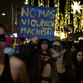 Una mujer sujeta una pancarta durante una manifestación contra las violencias machistas, a 25 de noviembre de 2022, en Barcelona