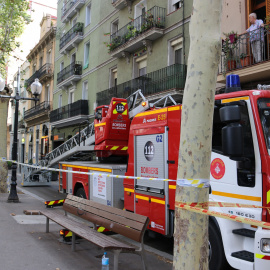 Un camió de bombers aparcat davant l'edifici on s'ha esfondrat l'escala