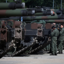 Soldados polacos durante los preparativos antes del Desfile del Día del Ejército Nacional en la base militar en Varsovia,, el 10 de agosto.