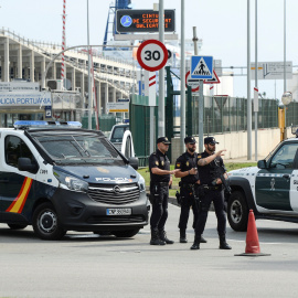 Vehículos de la Policía y de la Guardia Civil a la entrada del Puerto de Barcelona. REUTERS/Eloy Alonso