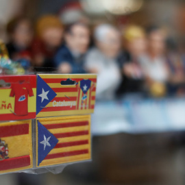 Pegatinas de la bandera española y de la estelada, a la venta en una tienda en Barcelona. REUTERS/Gonzalo Fuentes