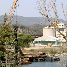 11-8-2023 Les grues fent els últims treballs de desmuntatge del recinte de descontaminació al pantà de Flix, davant del complex químic