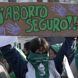 Una mujer sostiene una pancarta que reivindica el derecho al aborto, en una imagen de archivo tomada en Lima (Perú) a 28 de septiembre de 2022